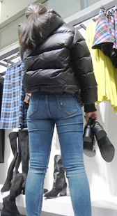 服装店蓝牛紧臀眼镜妹