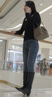 高挑蓝牛翘臀美少妇