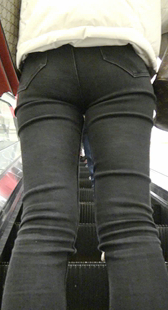 紧身黑牛仔紧臀少妇