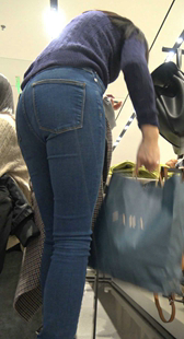 服装店蓝牛翘臀少女