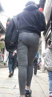 街拍翘臀灰牛仔少妇