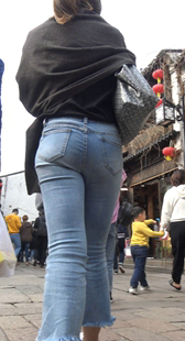 街拍紧身灰牛仔裤少妇