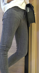 紧身灰牛仔少妇玩手机