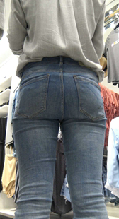 服装店包臀紧身灰牛仔少女