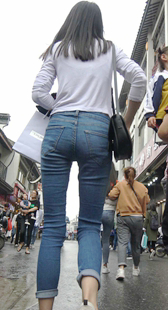 街拍牛仔包臀深沟暴露战斗力