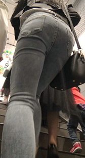 紧牛包臀小姐姐挺能扭