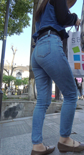 紧身包臀蓝牛小妹子