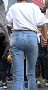 街拍灰色牛仔裤小姐姐