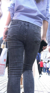 紧身黑牛仔裤包臀美女第一季