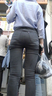 高挑黑牛透内痕眼镜少妇