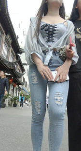 超紧灰牛仔青春大学妹