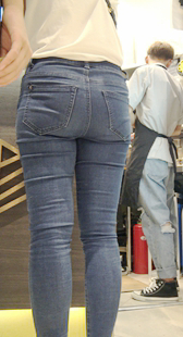 高挑蓝牛紧身包臀少女