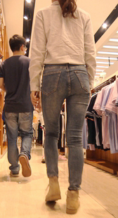 紧身灰牛仔宽臀少妇