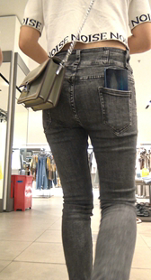 商场紧身包臀牛仔裤妹子