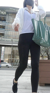 超紧黑瑜伽裤少妇