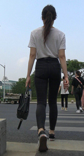 长腿黑牛仔好身材少妇