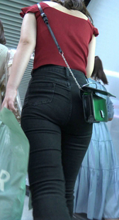 紧身黑牛仔包臀小姐姐