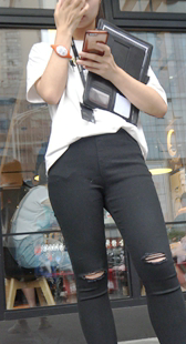 发传单黑裤金三角美女