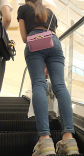 商场紧身蓝牛小姐姐包太可恶