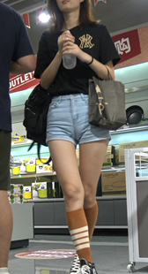 高挑牛仔短裤紧臀少妇