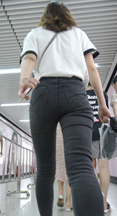 紧身饱满翘臀牛仔少女