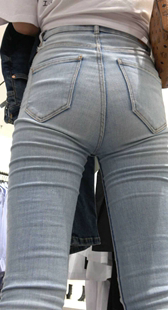 商场超紧灰牛仔紧臀美女