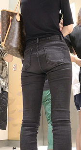 高挑黑牛仔紧臀少妇