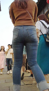 古街紧身包臀牛仔裤少妇