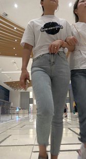 商场灰牛仔紧臀紧三角少妇
