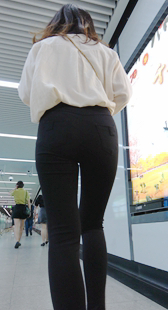 商场黑裤紧翘臀身材好