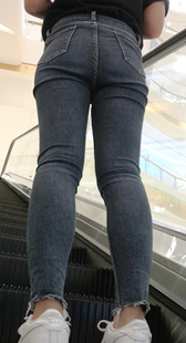 商场包臀黑牛仔裤少妇