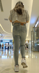 紧身灰牛仔裤紧臀妹子