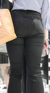 超紧饱满翘臀黑牛仔少妇