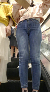 商场超紧牛仔肥臀大学妹