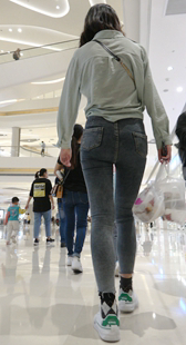 商场超紧灰牛仔妹子