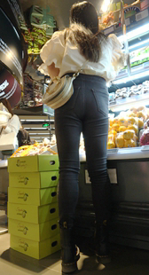 包臀饱满黑牛仔妹子