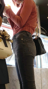 高挑黑牛仔饱满紧臀少妇