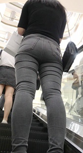 包臀灰牛仔妹子找小吃