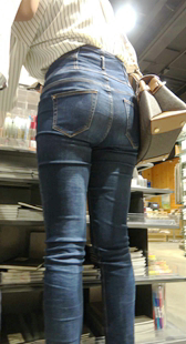 高跟牛仔紧臀少妇有韵味