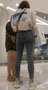 商场包臀牛仔小妹