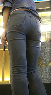 商场超紧灰牛仔美臀少妇