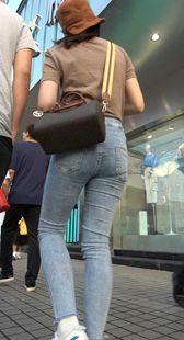 紧身灰牛包臀背包少妇