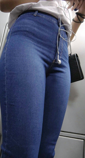 超紧饱满蓝牛翘臀大学妹