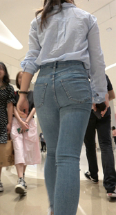 商场包臀紧牛仔少妇