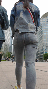广场超紧灰牛仔翘臀小妹