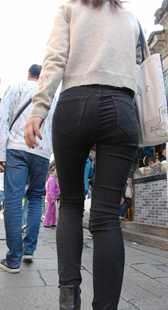 黑裤饱满丰臀深沟少妇