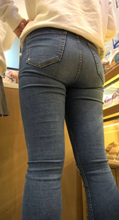 饱满牛仔肥臀排队少妇