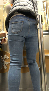 紧身饱满丰臀牛仔少妇