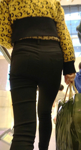 包臀黑裤黄上衣少妇