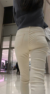 包臀白牛仔少妇妈咪